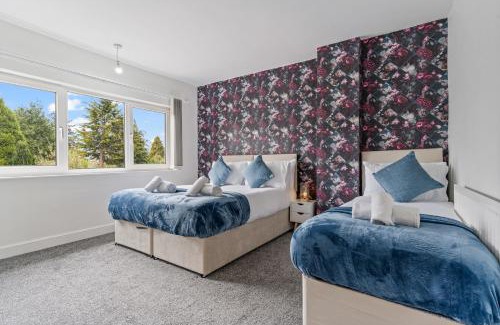 Hall Green Casa | 3 Bedroom Home 4-6 Beds Nr Solihull, Edgbaston, Digbeth, HS2 sites, NEC, M42 & Lots more- Central Birmingham-Driveway Fits 2 Vans