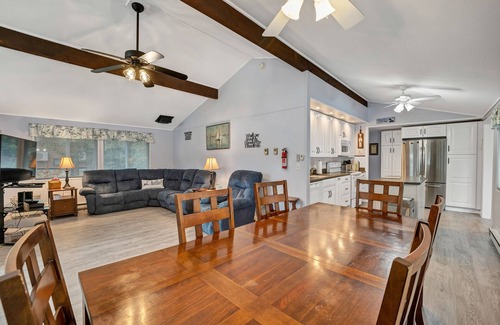 Moultonborough Casa | 3 Bedroom Home is less than a 2 minute walk to Far Echo Harbor Beach