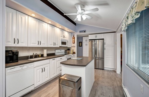 Moultonborough Casa | 3 Bedroom Home is less than a 2 minute walk to Far Echo Harbor Beach