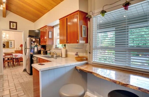 Starcrest Casa | 3 Bedroom Home in beautiful Vancouver, WA. Driveway park with E-Car Charger.