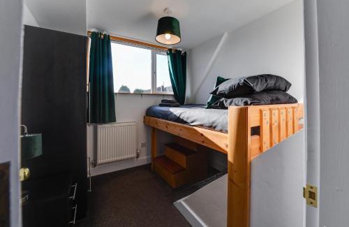 Wigan Casa | 3 Bedroom Home l Free Parking l 5 Guests l Contractor Stays l Family Stays I