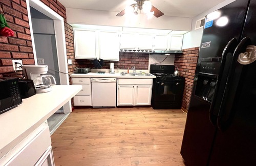 Waukegan Casa | 3 Bedroom Home near Naval Base!