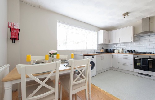Abbey Wood Casa | 3 bedroom House, Greenwich, Family and Contractor Friendly! Sleeps 11!