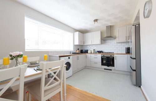 Abbey Wood Casa | 3 bedroom House, Greenwich, Family and Contractor Friendly! Sleeps 11!