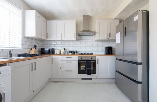 Abbey Wood Casa | 3 bedroom House, Greenwich, Family and Contractor Friendly! Sleeps 11!