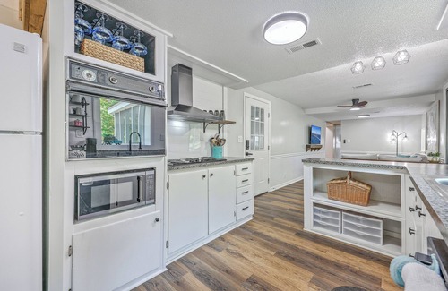 Russellville Casa | 3-bedroom house, in Bonneau Beach with WiFi, HVAC, hottub & lake beach access!