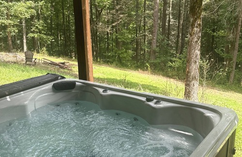 Dahlonega Casa | 3-bedroom house in Dahlonega right on Yahoola Creek. WiFi, Fireplace & hot-tub.
