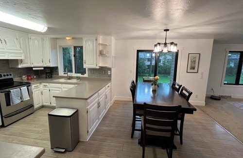 Green Bay Casa | 3-bedroom house in enchanting Green Bay, 5 min drive to Lambeau.