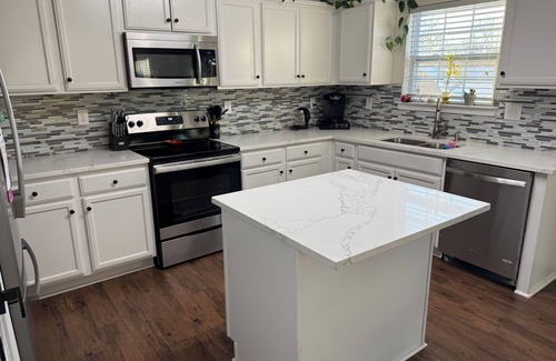 Bessemer City Casa | 3-bedroom house in enchanting Dallas NC with AC, fitness and more