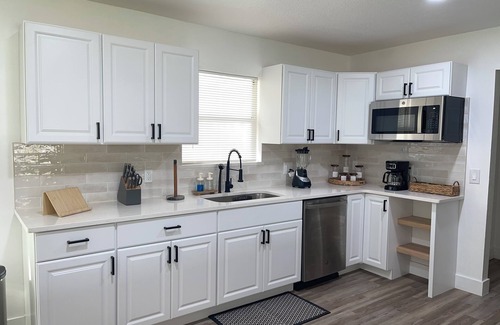 Fort King District Casa | 3-bedroom house in enchanting Ocala with farmhouse style.
