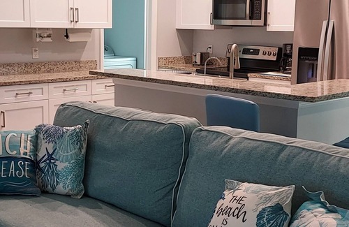 Mid Island Casa | 3-bedroom house in fantastic Fort Myers Beach with AC