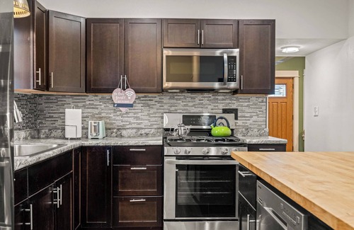 Bay View Casa | 3-bedroom house in marvelous Bay View Milwaukee with AC, WiFi. Enjoy your stay