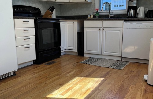 Macon Casa | 3-bedroom house in Macon with AC, WiFi, pebbled backyard picnic area, ENJOY!