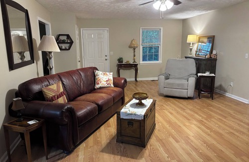 Jacksonville Casa | 3-bedroom house in wonderful Jacksonville with WiFi, AC wall-in shower in master