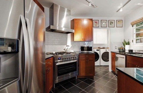 Tri-West Casa | 3-bedroom house in amazing Melrose Place, Los Angeles with Jacuzzi