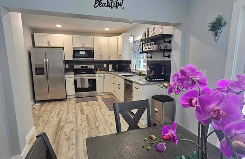 Fairmount Casa | 3-bedroom house in welcoming Syracuse with WiFi, AC. Start your getaway now