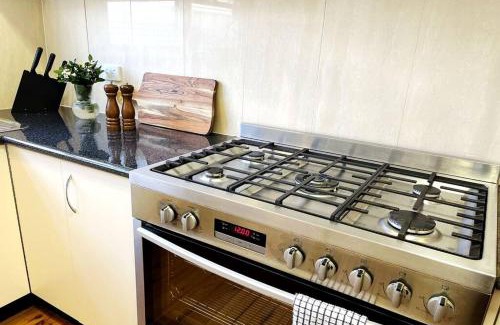 Revesby Casa | 3-Bedroom House near Train Station with Netflix