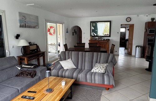 Gujan-Mestras Casa | 3-bedroom house, parking, terrace, all comforts 6 travelers pets welcome