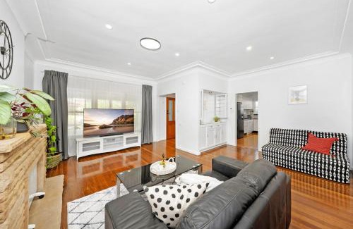 Revesby Casa | 3 Bedroom House with Netflix