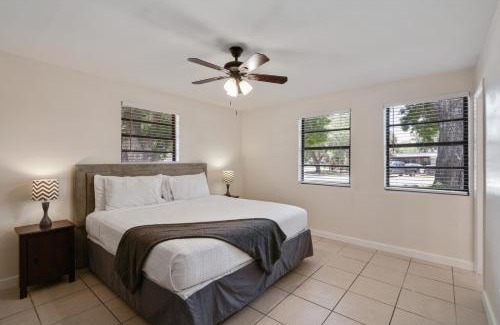 Cocoa Casa | 3 bedroom House with Renovated kitchen and bath!