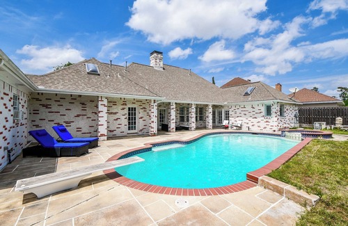 Woodforest Casa | 3-bedroom Houston house with Pool, WiFi, & Home Theater. Start your getaway now