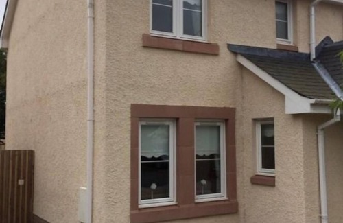 Aberdeen Casa | CASA KINGSEAT DE 3 HABITACIONES, JARDIN, ESTACIONAMIENTO Y FIBRA RÁPIDA WIFI