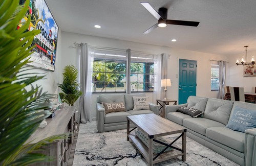 Winter Haven Casa | 3-Bedroom Lake House Minutes from LegoLand & Peppa Pig Park!