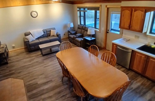 Newaygo Cabina | 3-bedroom Lakefront Cabin on private Lake just minutes from town and 131 highway