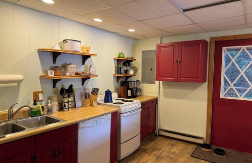 Hadley Cabina | 3 Bedroom Lakefront cabin with large dock - NO crossing road to get to the lake!