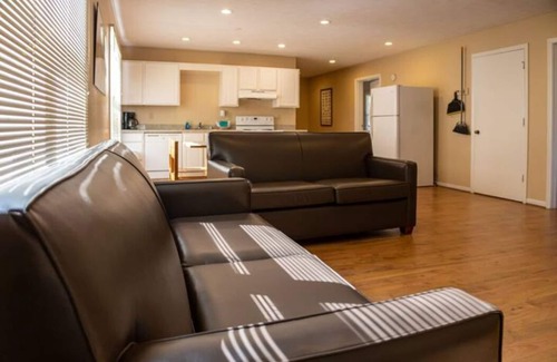 Cadiz Condominio | 3 Bedroom Lakefront Condos - Dog Friendly