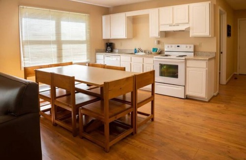 Cadiz Condominio | 3 Bedroom Lakefront Condos - Dog Friendly