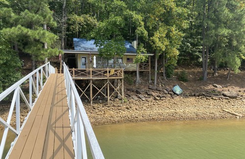 Arley Cabaña | ¡Cabina frente al lago única que admite mascotas en un lote raro a solo unos pasos del lago!