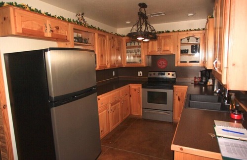Hatfield Cabina | 3 habitaciones ubicadas en 450 acres w / jacuzzi, senderos privados de ATV; UTV en alquiler;