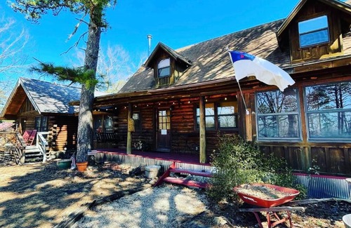 Eureka Springs Casa | 3 Bedroom log cabin with hot tub at Bear Mountain