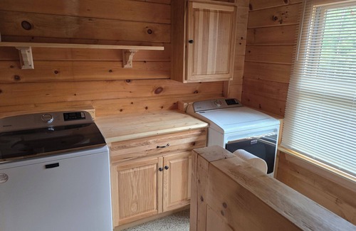 Southwest Harbor Casa | 3-bedroom Log Cabin with AC, WiFi ,Southwest Harbor That Rents SAT-SAT ONLY