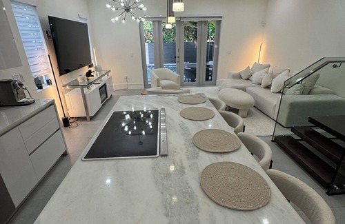 Coconut Grove Casa | 3-bedroom Luxury Townhouse w Private Pool and Parking