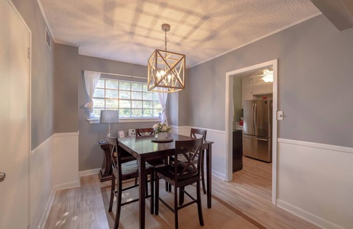 Forest Hills Apartamento | 3-bedroom Masters Rental in Prime Location!