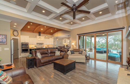 Langley Otro | 3-bedroom modern farmhouse retreat near the Masters w/ pool and hot-tub