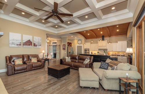 Langley Otro | 3-bedroom modern farmhouse retreat near the Masters w/ pool and hot-tub