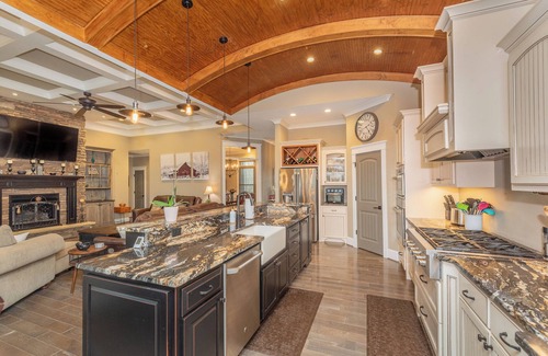 Langley Otro | 3-bedroom modern farmhouse retreat near the Masters w/ pool and hot-tub