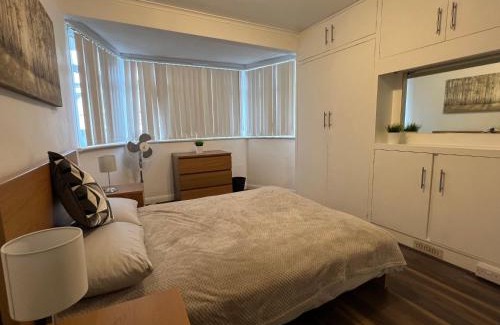 North Finchley Casa | 3 Bedroom modern house 15 min to tube, shops near by