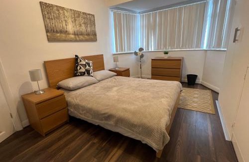 North Finchley Casa | 3 Bedroom modern house 15 min to tube, shops near by