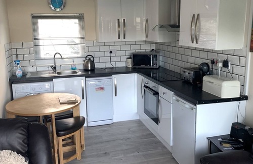 Bont Newydd Chalet De Esquí | 3 Bedroom Modernised Cabin in Snowdonia amazing walks, views & on site fishing