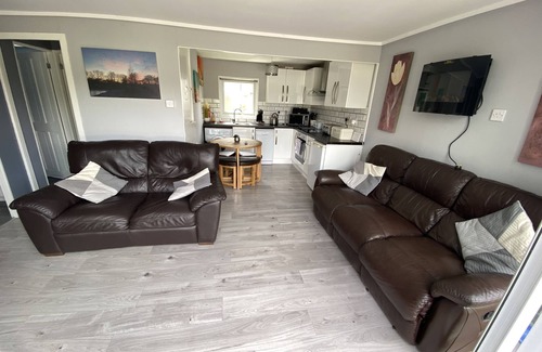 Bont Newydd Chalet De Esquí | 3 Bedroom Modernised Cabin in Snowdonia amazing walks, views & on site fishing
