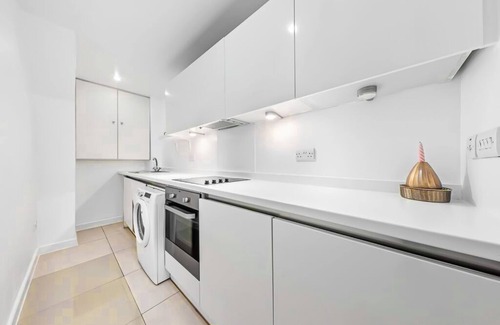 Chinatown Apartamento | 3 bedroom, modernized historic charm. 2min to tube. Prime London stay.