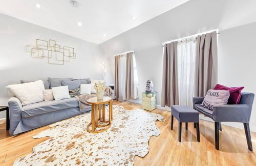 Chinatown Apartamento | 3 bedroom, modernized historic charm. 2min to tube. Prime London stay.