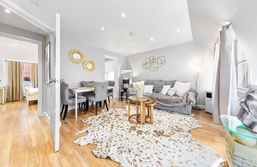 Chinatown Apartamento | 3 bedroom, modernized historic charm. 2min to tube. Prime London stay.