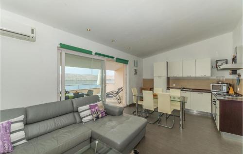Miskovici Apartamento | 3 Bedroom Nice Apartment In Miskovici