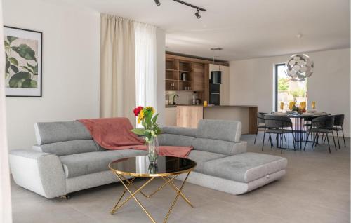Orbanici Casa | 3 Bedroom Nice Home In Orbanici