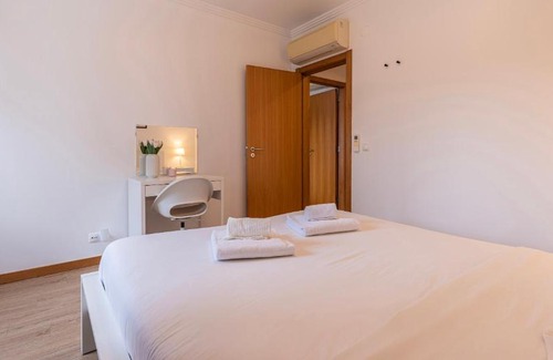Paco De Arcos Apartamento | 3 Bedroom Oeiras Wonder W/Balcony by LovelyStay